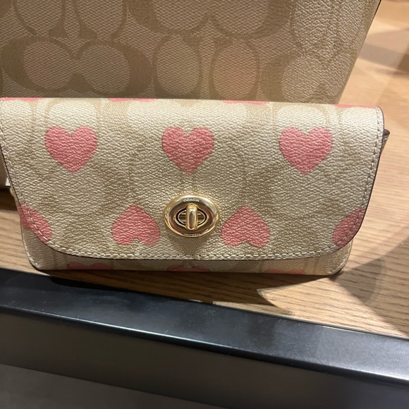 NWT Coach Outlet Sunglass Case In Signature Canvas With Heart Print - Picture 3 of 5